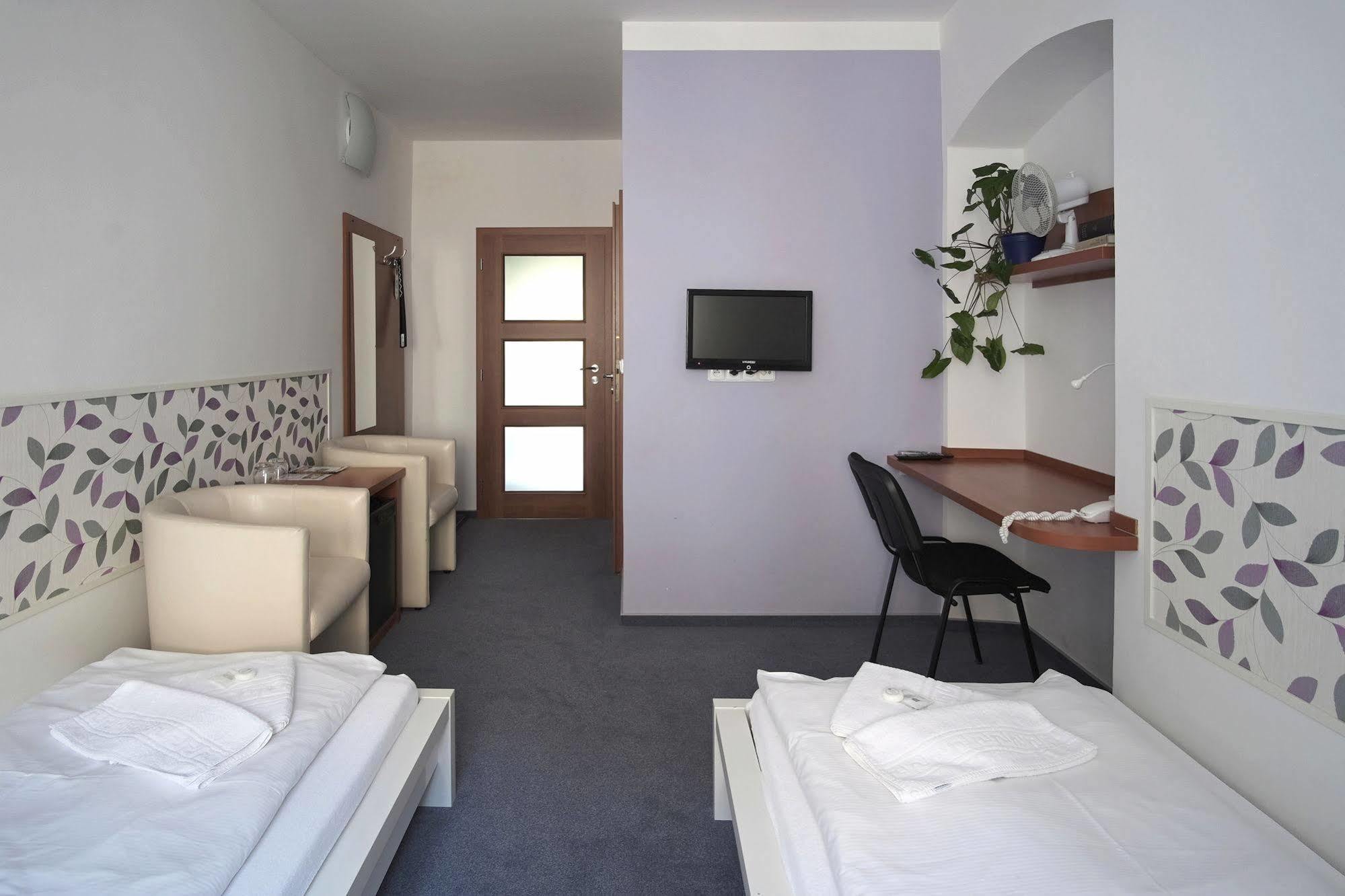 Pension Pod Vezi Kolín Екстериор снимка